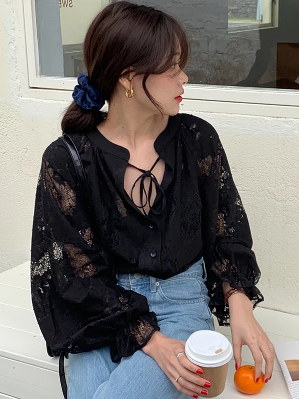 

Retro Court Sle Women's irt Lace Splicing Lantern Sve Loose Fit Faionable Casual Long Sve V-Ne Top