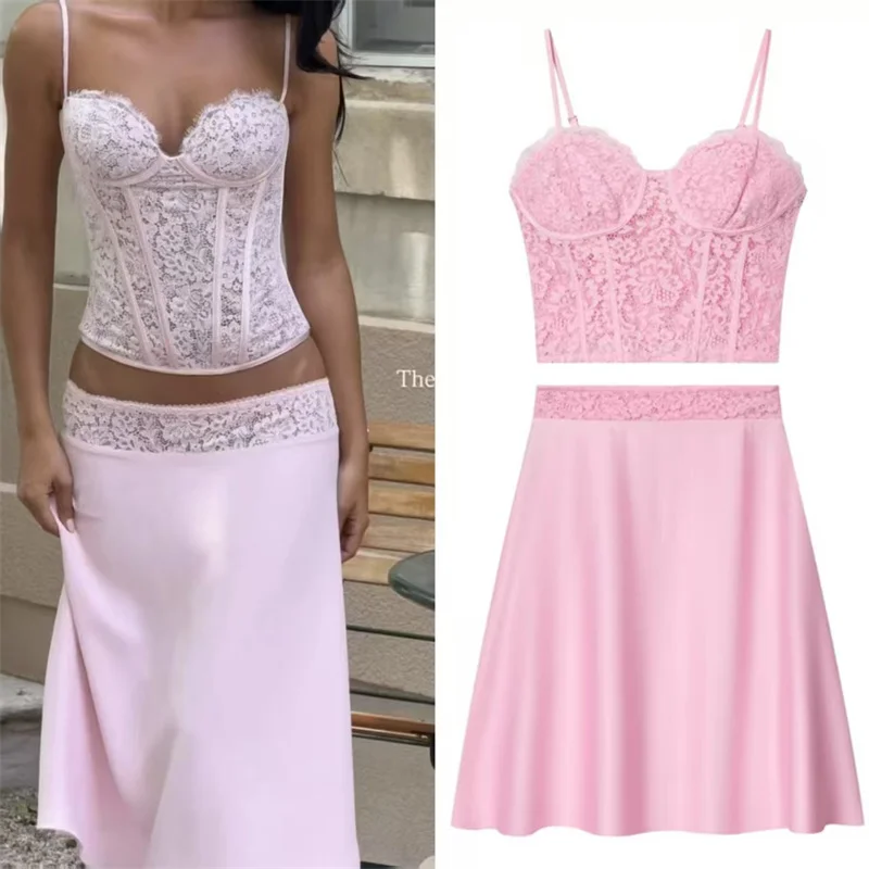 

Женский костюм 2026: Новинка весенней коллекции – розовый кружевной топ-камизоль и юбка. Сексуальный, модный и элегантный комплект.