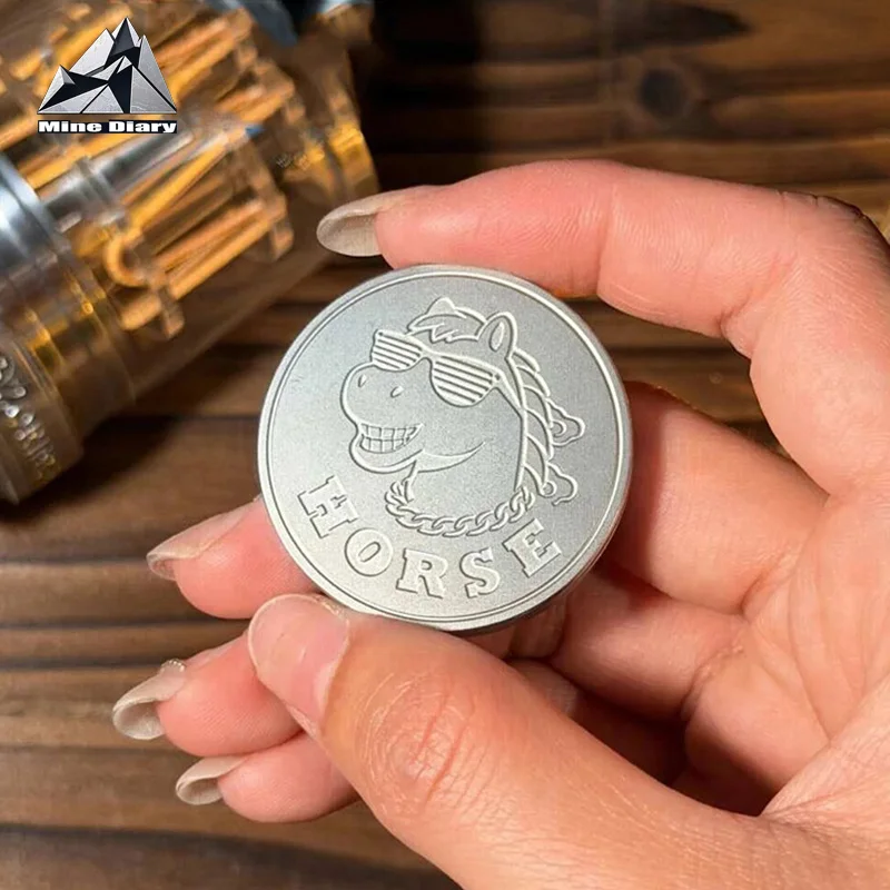 novita-giocattolo-sensoriale-tascabile-a-forma-di-cavallo-portafortuna-antistress-per-adulti-fidget-spinner-da-scrivania