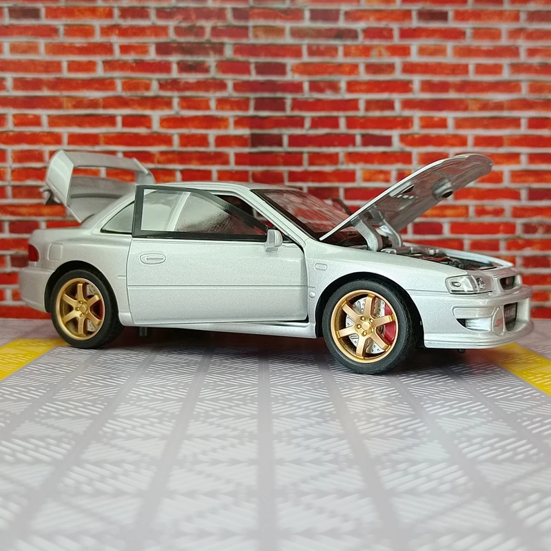 1:32 سوبارو WRXSTI سبيكة نموذج سيارة رياضية باب وغطاء محرك السيارة يمكن فتحها به محاكاة وظائف الصوت والإضاءة