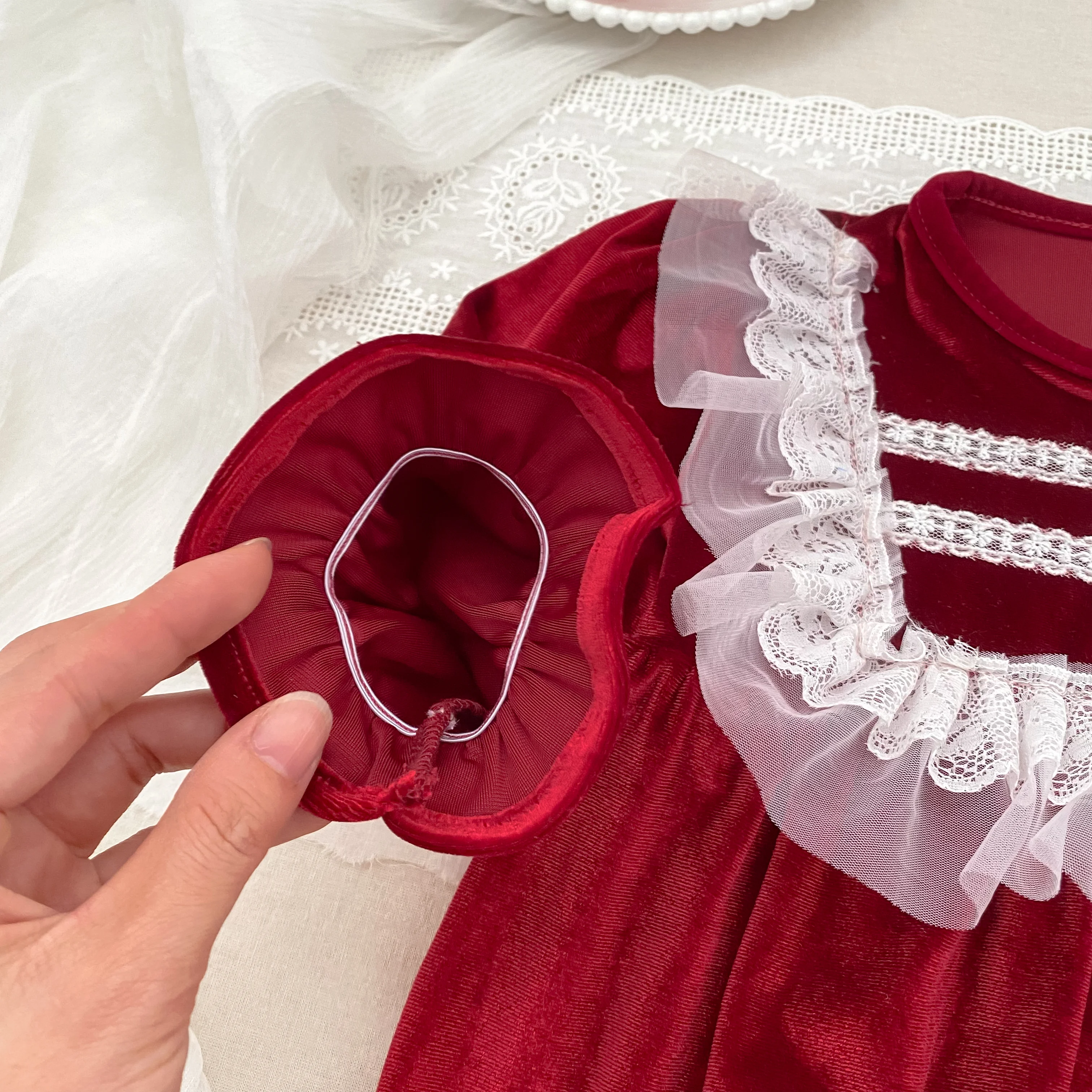 2026 Baby Mädchen Roter Samt-Strampler Langarm Weißer Spitzen-Rüschen-Body Neugeborenen Prinzessin Party Weihnachtsoutfit 0-24M – Detail 10