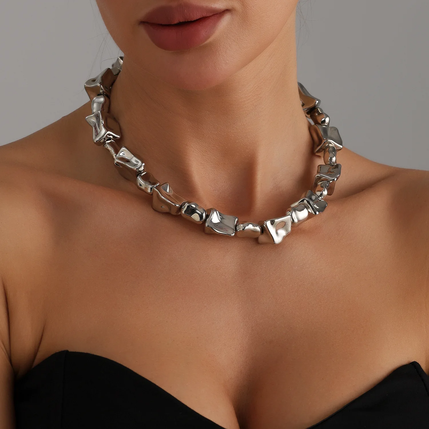 

Fashion Exaggerated Geometric Beads Choker Necklace for Women Vintage Irregular Metal Texture Collarbone Beaded Necklace