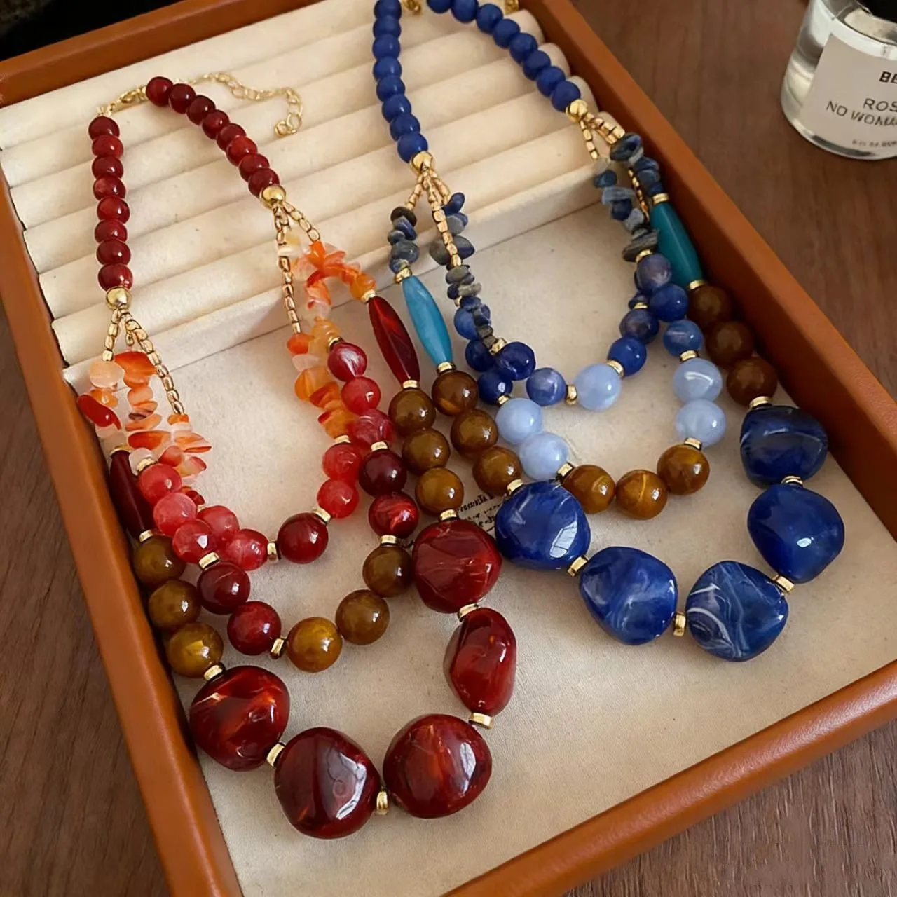 

Niche Design Light Luxury Jewelry Retro Holiday Style Multi-layer Contrasting Color Beaded Clavicle Chain Statement Jewelry
