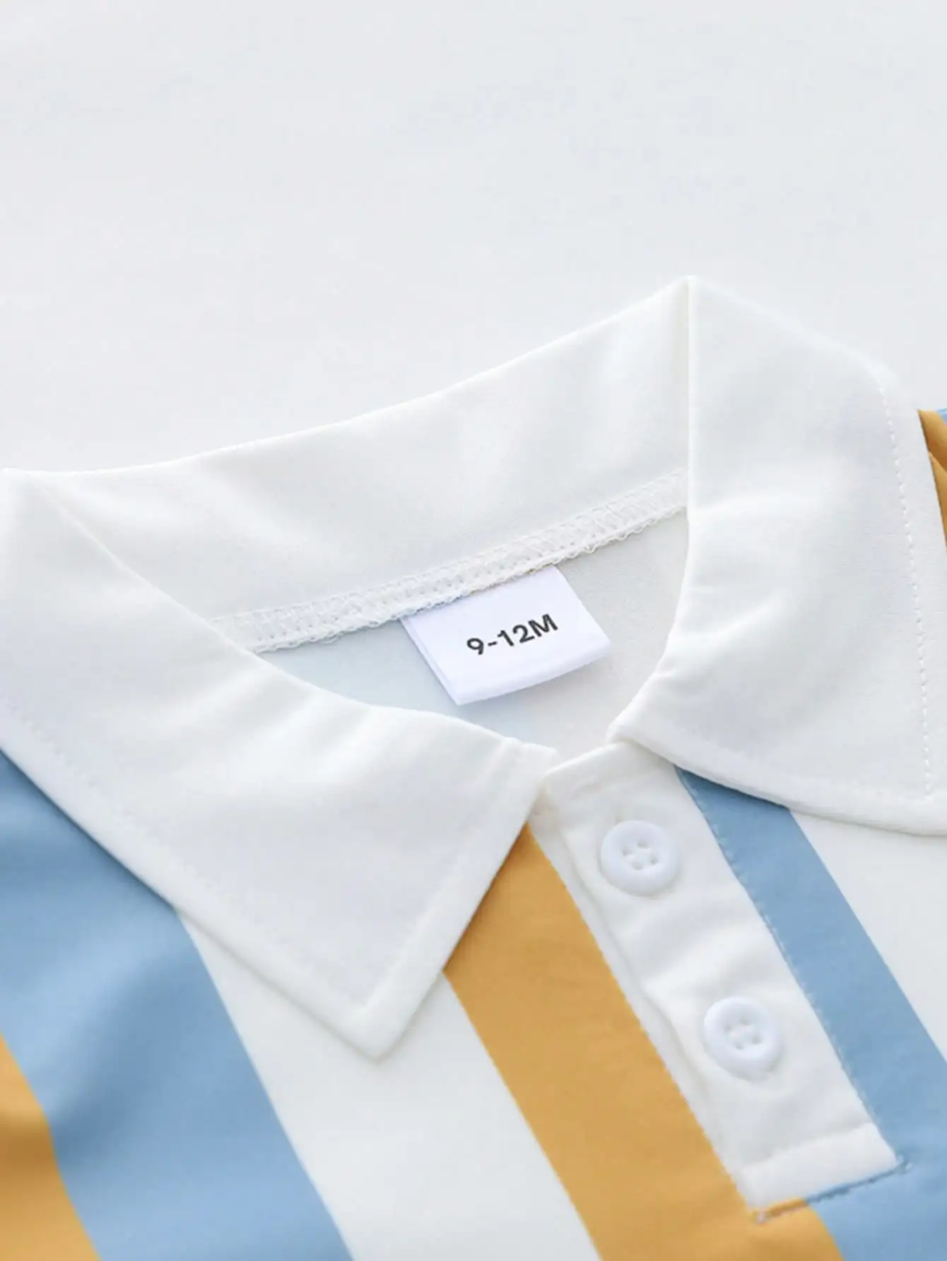 Sommermode Bedrucktes Vertikalstreifen-Polohemd und Kurzarm-Shorts-Set für Kleinkinder und Jüngere Kinder – Detail 3