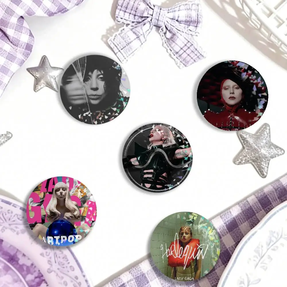 Singer L-Lady Gaga Laser Badge Kreative Broschen und Rucksack-Accessoires, tolle Geschenke für Freunde und Kinder