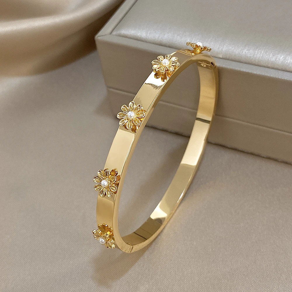 أساور أساور من الفولاذ المقاوم للصدأ مطلية بالذهب اللامع للنساء، سوار معصم عصري على شكل زهرة اللؤلؤ، مجوهرات مقاومة للماء