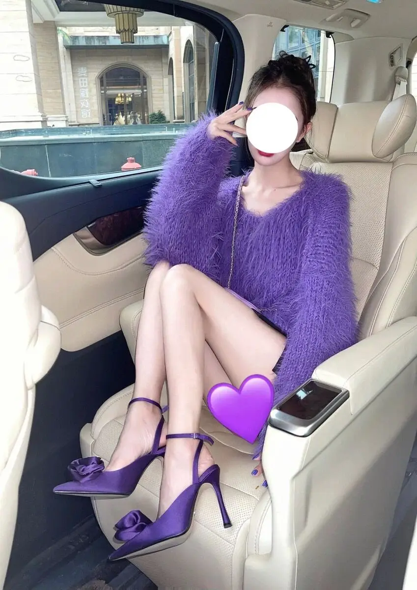 セクシーな紫色のニット肩出しファーセーター秋冬通勤スリーブロングスリーブラウンドネックミドル丈コート