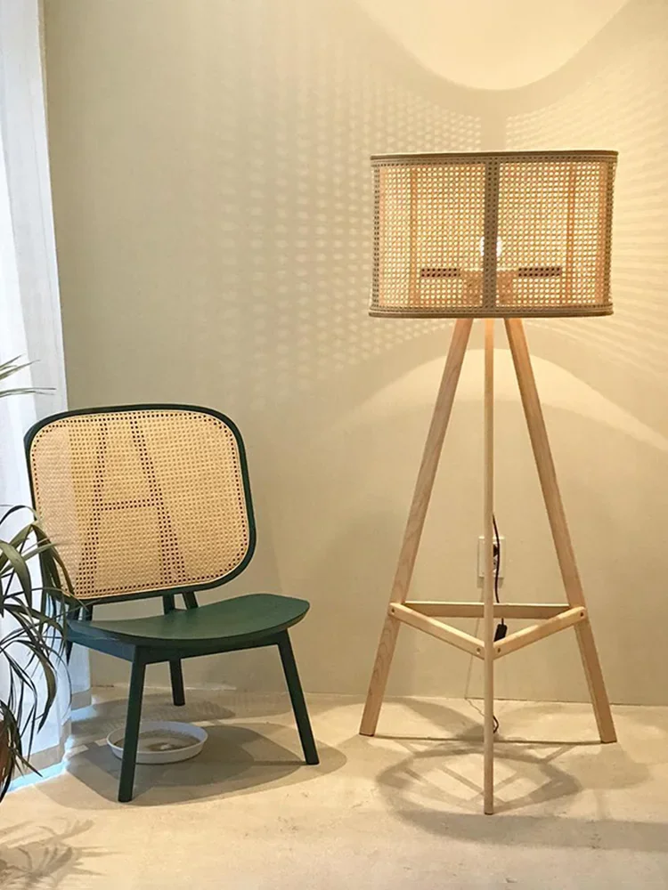 Nordycka lampa podłogowa z litego drewna i rattanu, B&B Hotel Inn, retro dekoracyjna rama, kreatywna lampka nocna do sofy.