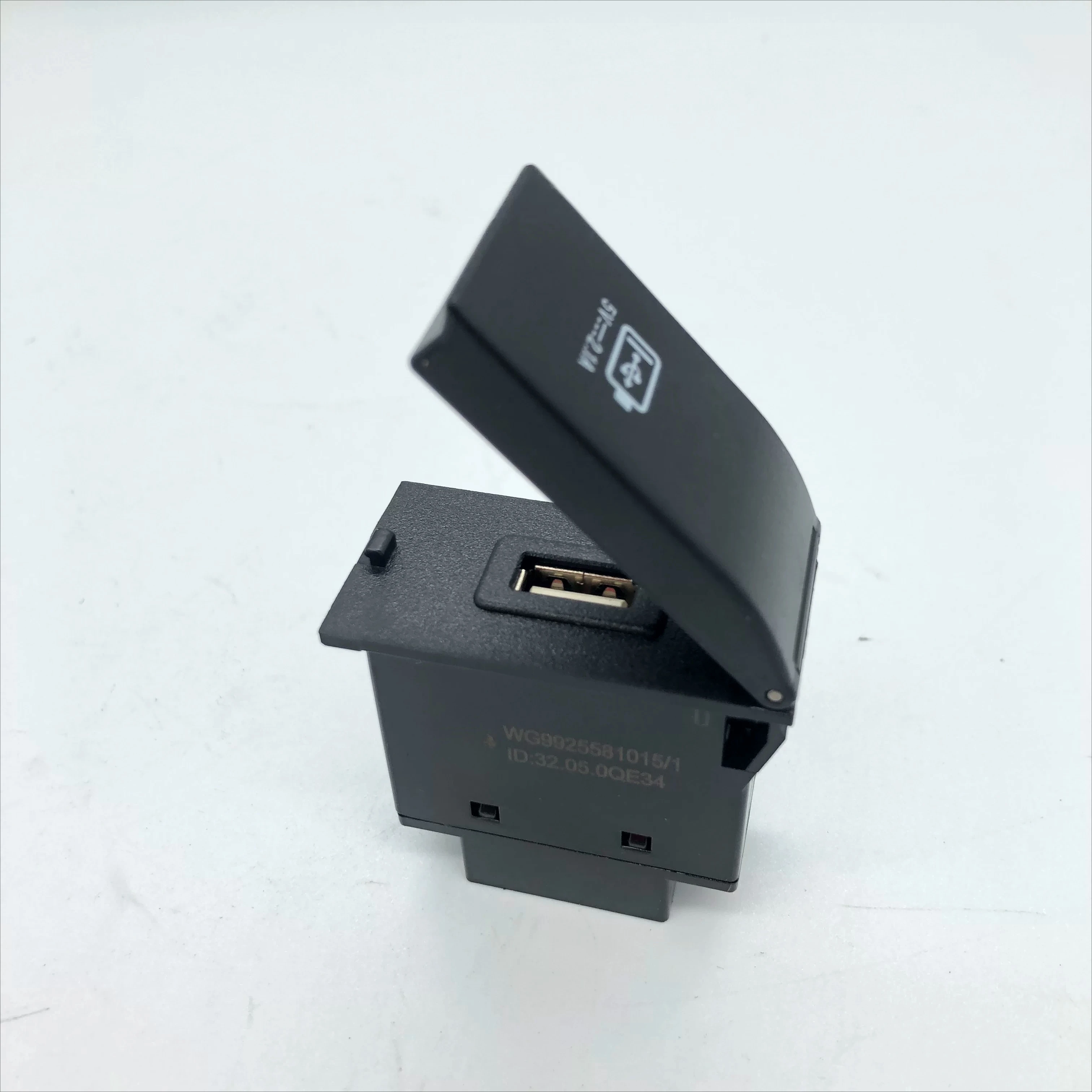 It is used for For Sin otruk Ho wo T7H instrument panel charging port, car mobile phone USB socket switch