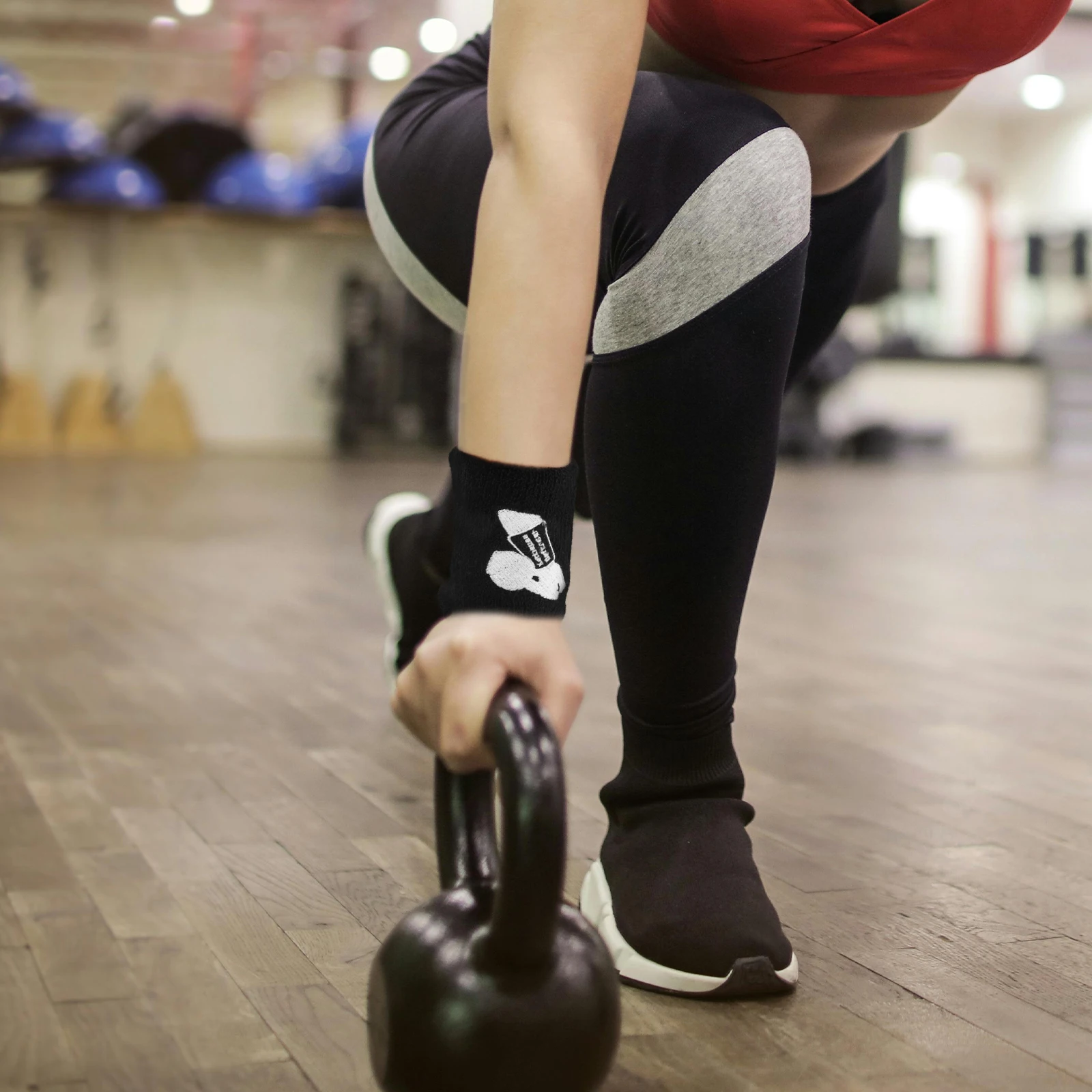 

1Pair Kettlebells Wrist Guard Sports Wristbands Sweat Absorbing Supportive Elastic Breathable Workout Protection for Tennis