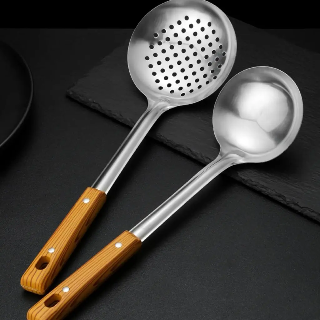 طقم أدوات مطبخ من الفولاذ المقاوم للصدأ طقم مكون من خمس قطع - طقم طهي مع ملعقة - أدوات طبخ متينة بمقبض خشبي غير قابل للانزلاق #2