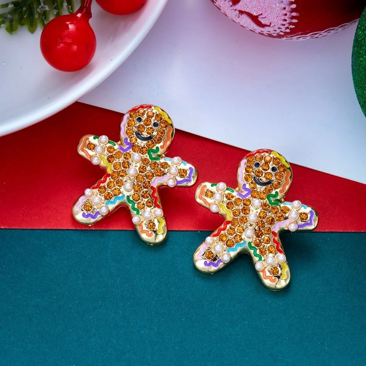 Lustige Ohrstecker mit simulierten Perlen und Weihnachts-Lebkuchenmann-Motiv für Damen, kreative Acryl-Ohrringe mit winkenden Lebkuchen-Männchen, Schmuck – Detail 25
