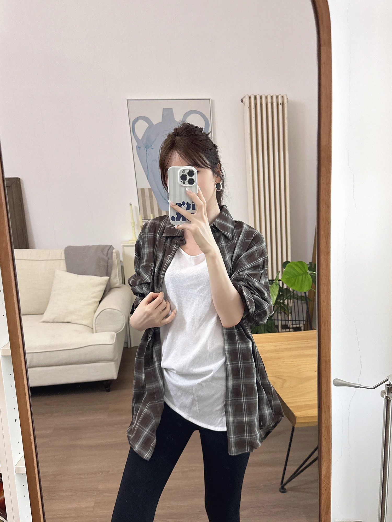 

Легкая женская рубашка оверсайз в коричнево-зеленую клетку с низкой насыщенностью цвета, свободного кроя, с длинным рукавом, в повседневном стиле, весенняя мода