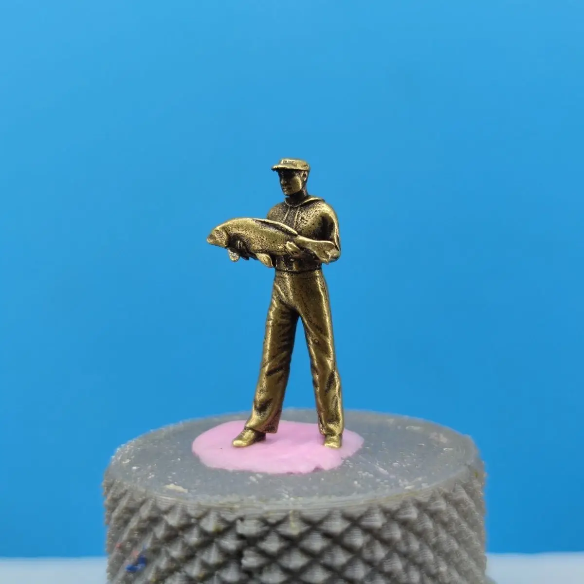 Brass Holding Fish Fishing Guy Angler Figure 1:64 Scale Miniature Sand Table Figure Ornament