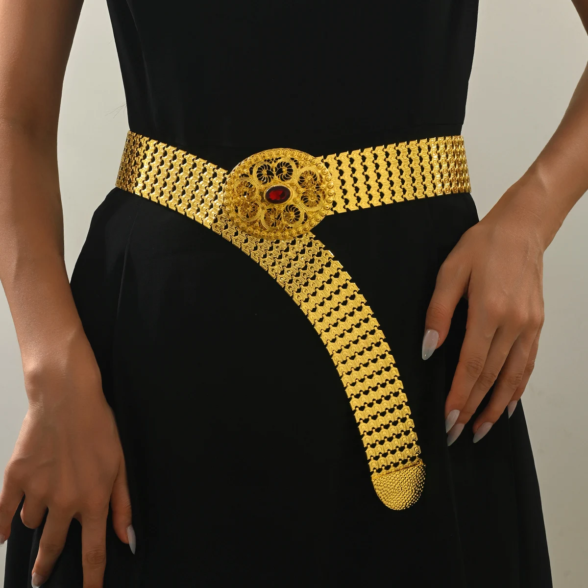 حزام مقياس الأفعى من سبيكة مع تصميم نمط مجوف مرصع بالأحجار الكريمة الحمراء الكبيرة البيضاوية