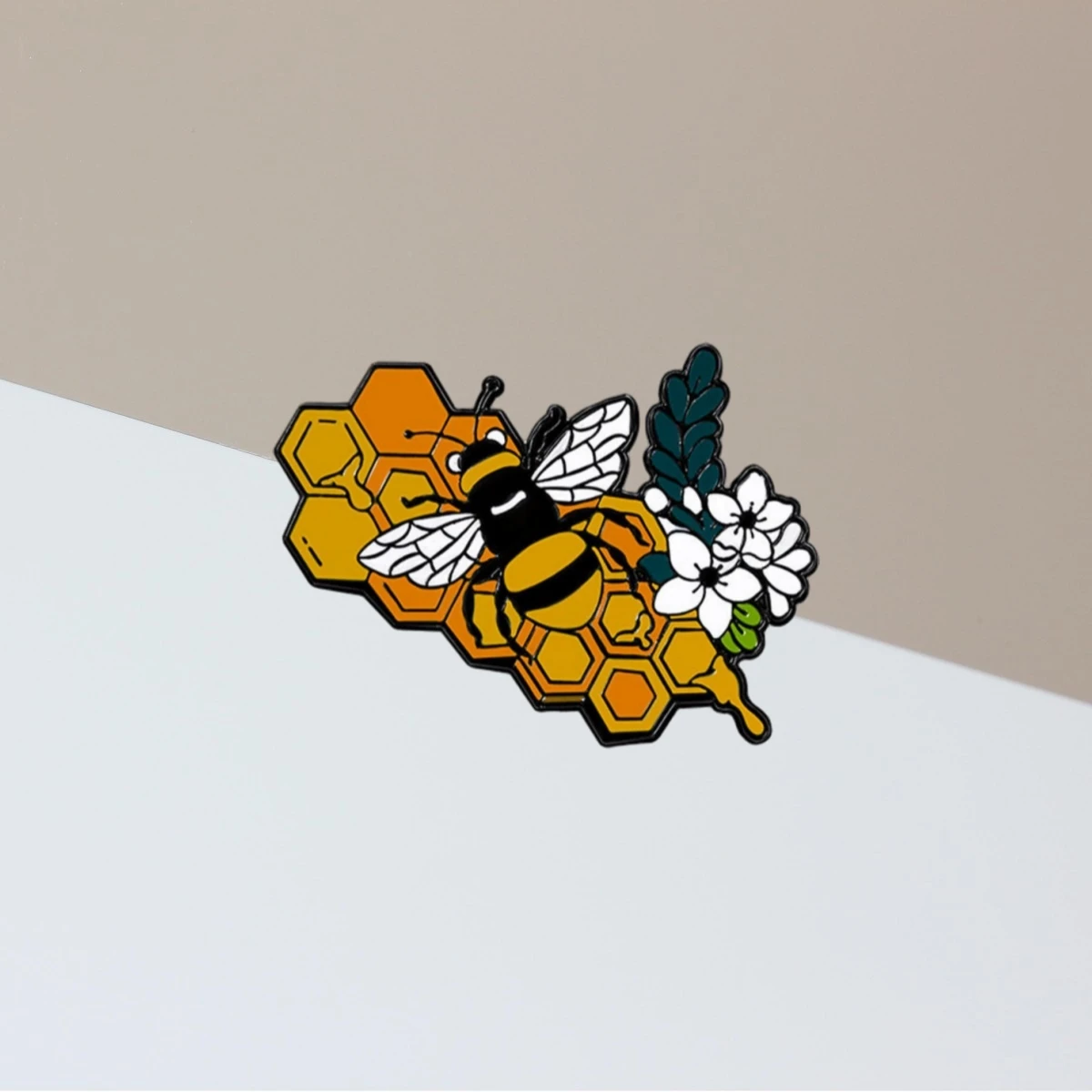 Cute Cartoon Bee Enamel Brooch Creative Animal Insect Advanced Niche Design Lapel Pin Badge Backpack Clothing Hat Accessories