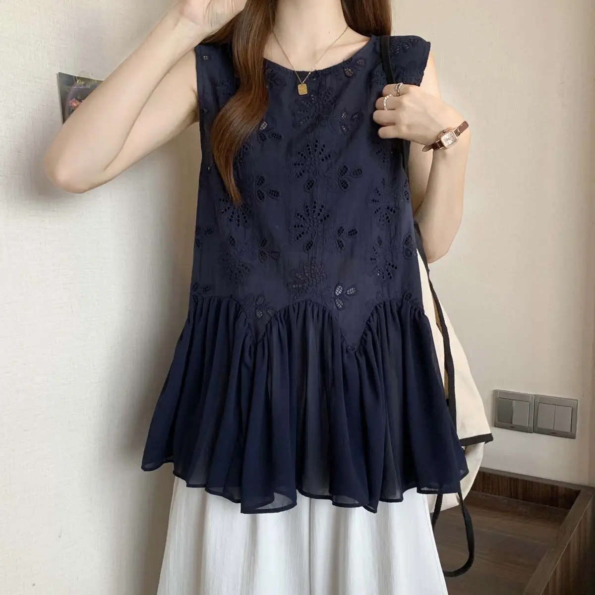 Camisa empalmada con dobladillo Irregular de encaje hueco de estilo europeo para mujer, novedad de verano 2025, Top de cuello redondo a la moda