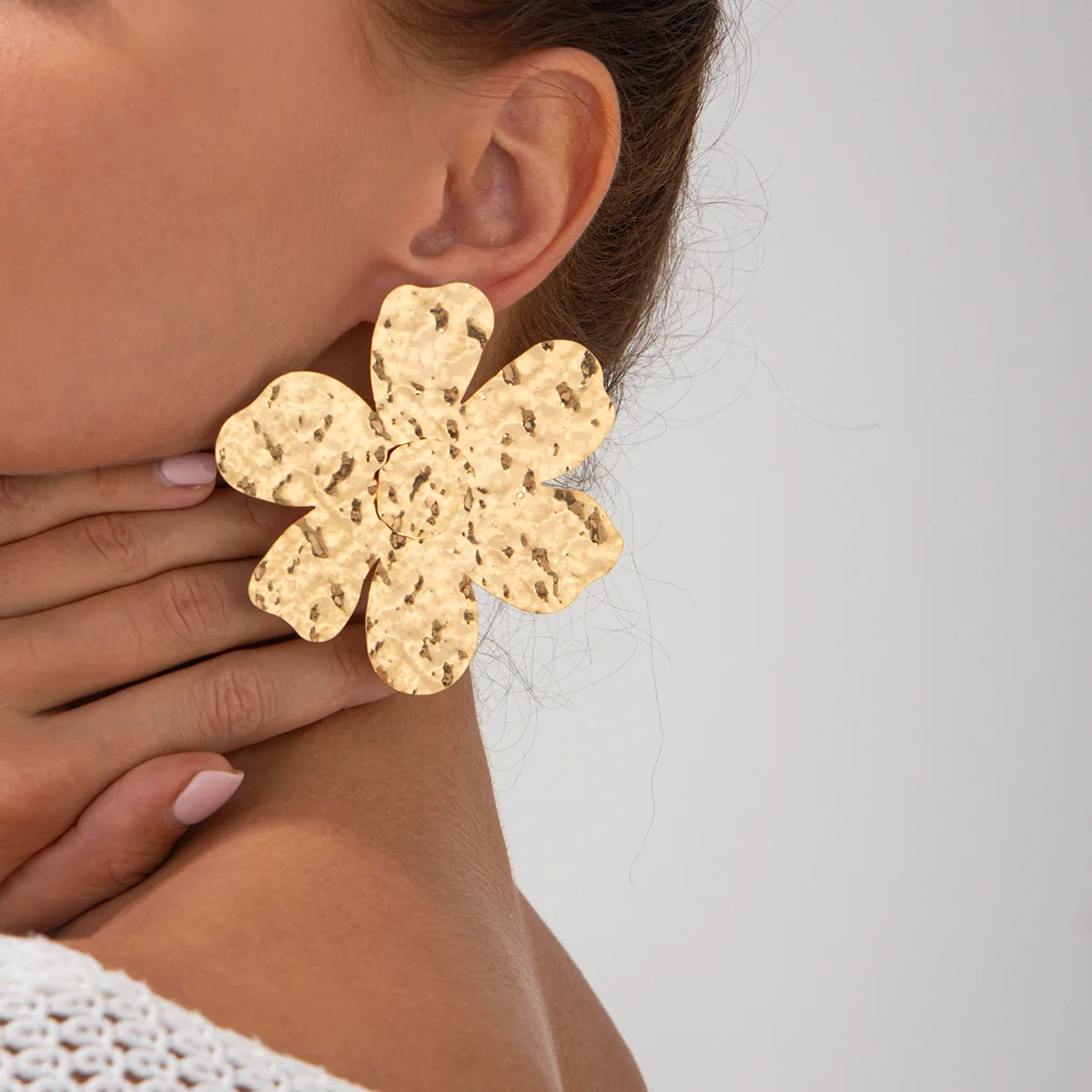 Exaggerated knock pattern large flower pendant collar Choker fashion metal plain ring collarbone necklace