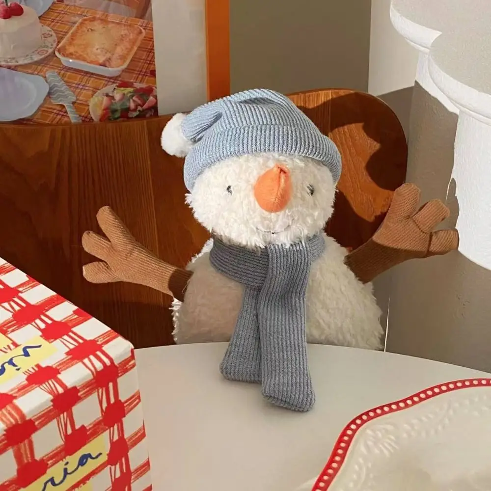 Schattige zachte Sami sneeuwpop pop knuffel met sjaal en hoed Mooie kerst knuffel Pluizige sneeuwpop gevulde pop thuis