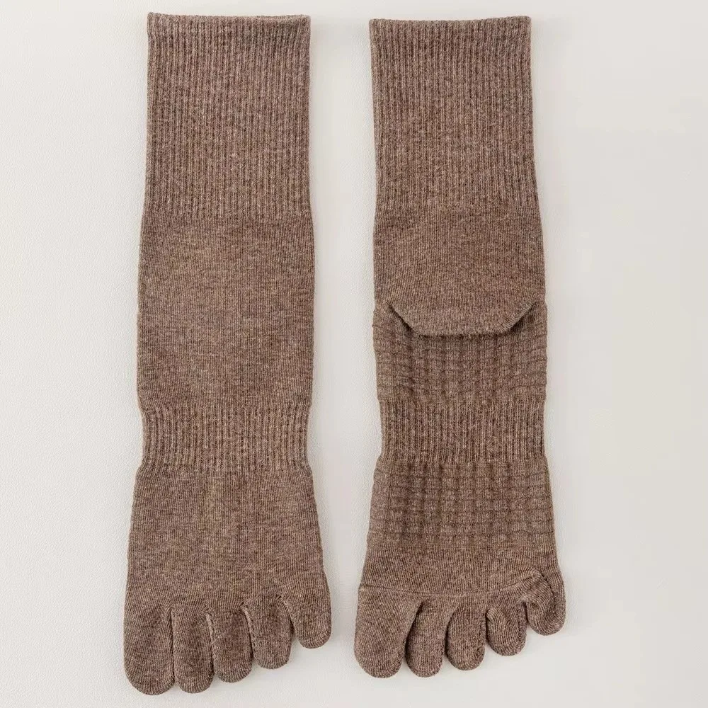 

1 пара однотонных дышащих спортивных носков Mid Crew с пятью пальцами, толстые мягкие носки с контролем запаха для мужчин и женщин