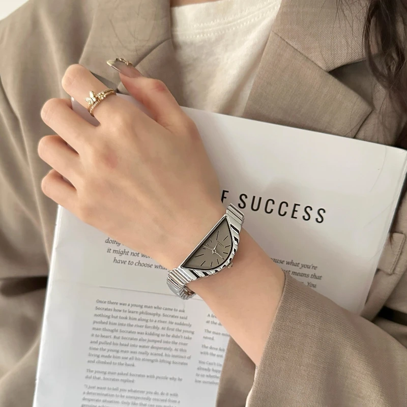 Medieval half-moon disc design student quartz watch women's 2025 new trend light luxury niche high-end temperament women's watch