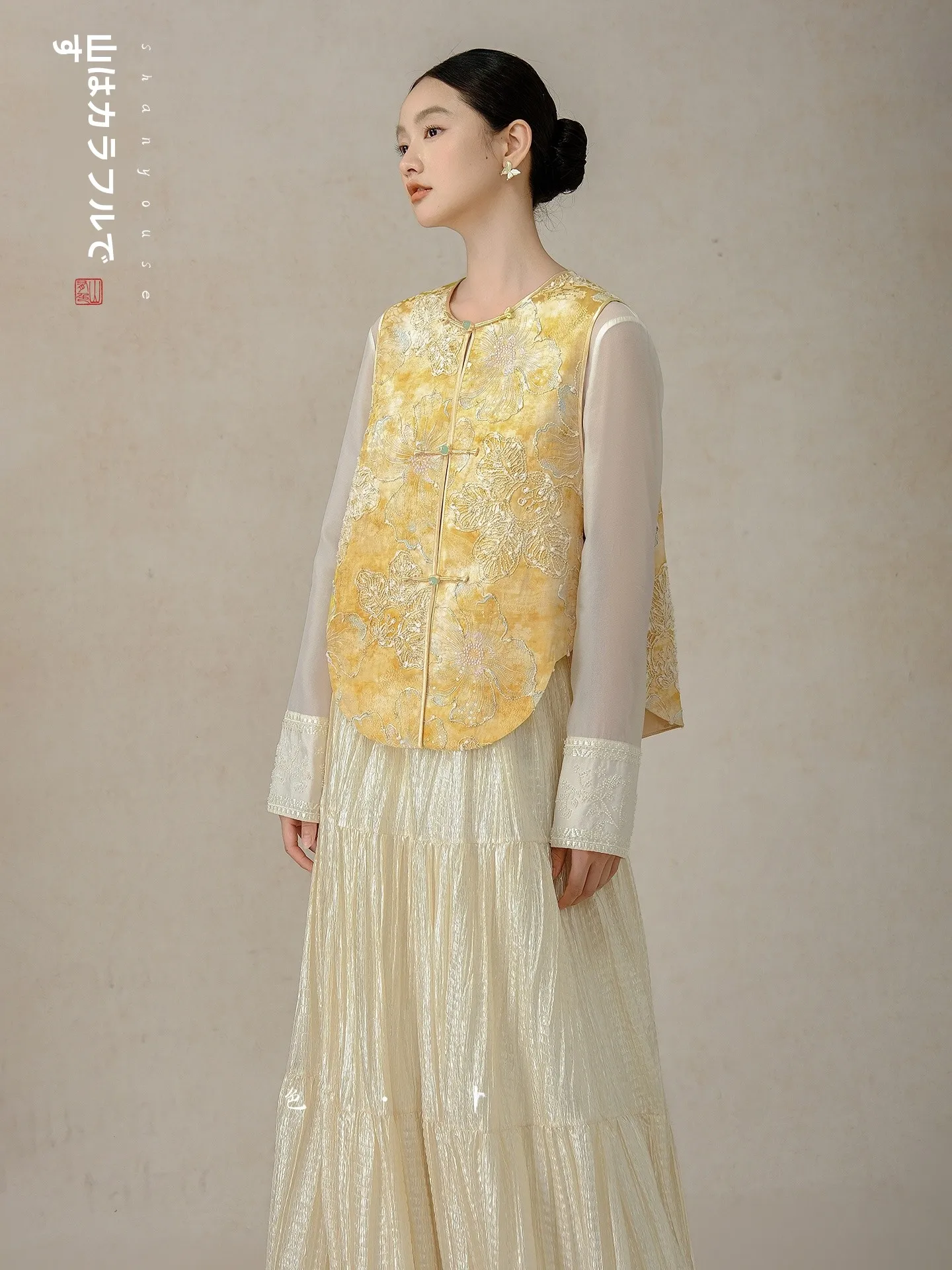 

Женский шелковый жилет с вышивкой, круглым вырезом и длинными рукавами, осенняя коллекция 2025, в китайском стиле, с цветочным мотивом, традиционный стиль Тан