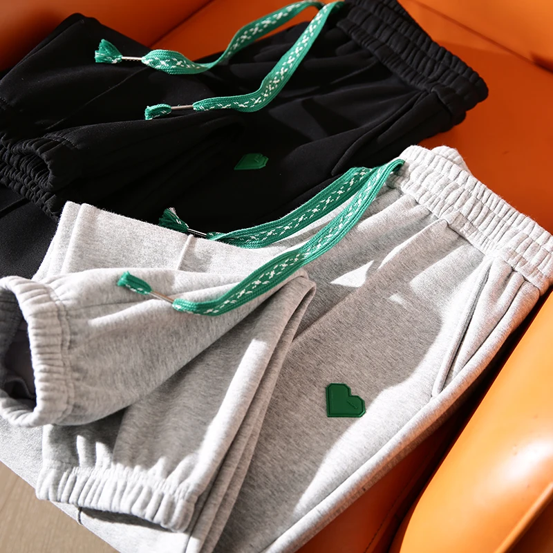 

Мужские модные спортивные брюки на флисовой подкладке с утолщенными манжетами, повседневные длинные брюки свободного кроя, удобные, универсальные.