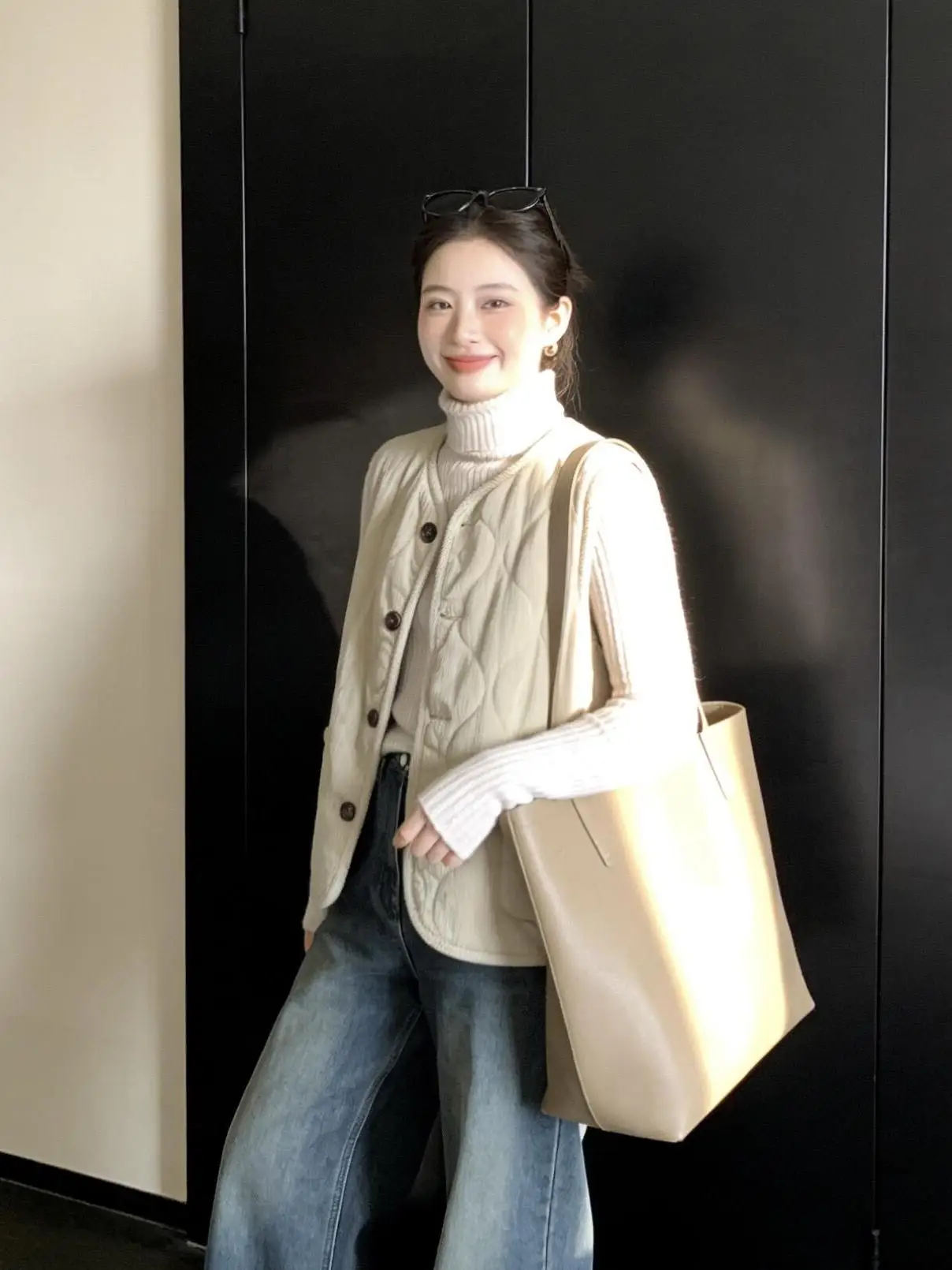 

Корейский бархатный жилет с V-образным вырезом для женщин, свободный крой, для многослойных образов, весенняя новинка, повседневный стиль, на одной пуговице, однотонный