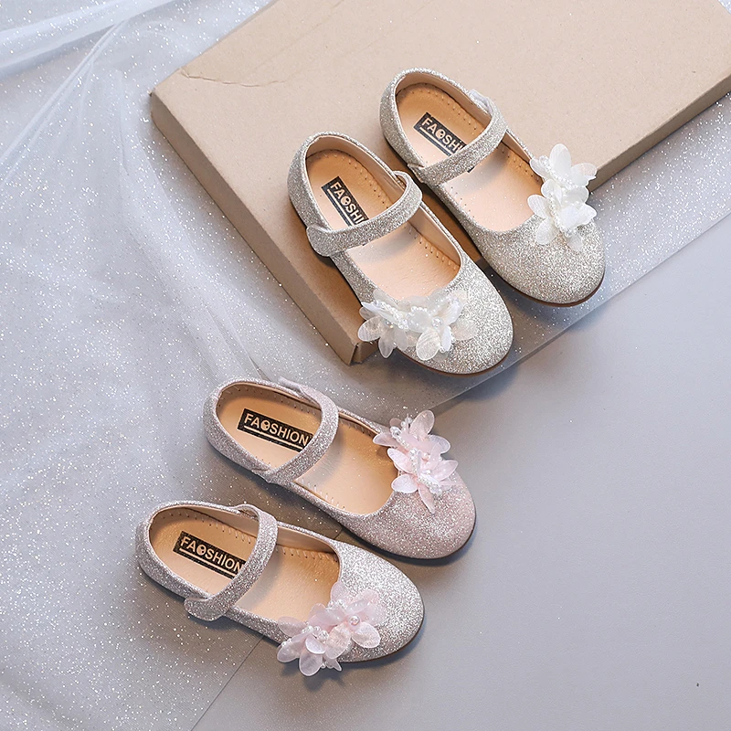 

Весенние детские туфли для девочек: блестящие, с цветами и жемчугом, очаровательные, на плоской подошве, розовые, бежевые, нескользящие, повседневные, красивые детские туфли