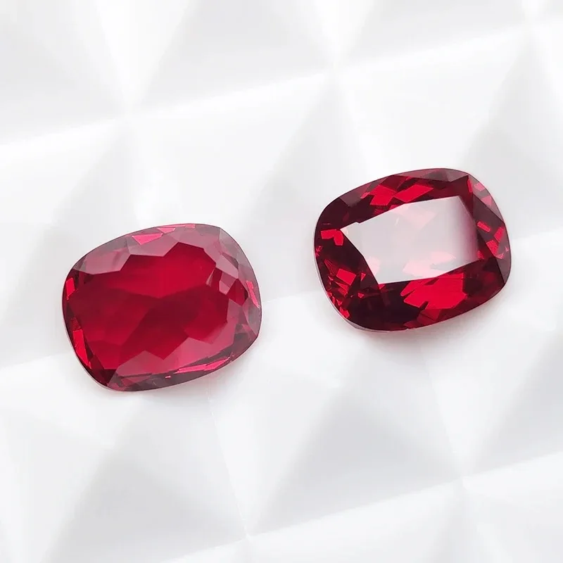 Hübscher rechteckiger, kissenförmiger Rubin in der Größe 12 x 16 mm, Farbe „Taubenblut“, für Schmuckanhänger, zum Basteln von Schmuckstücken, zur Sammlung oder zum Einsetzen als Edelstein. – Detail 4