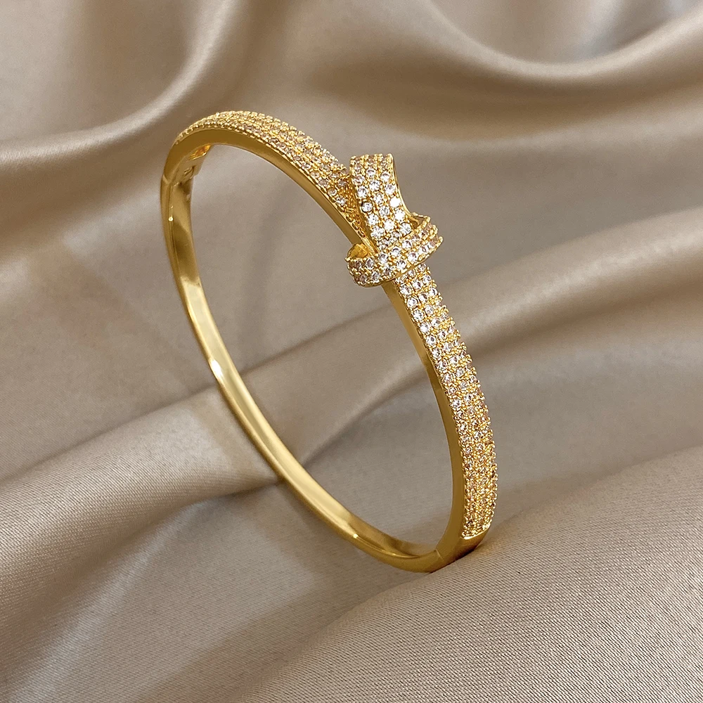

DODOHAO Luxury Sparkling Rhinestone Concentric Knot Bracelet Women Elegant Geometric Golden Cuff Spring Bangle New Year Jewelry