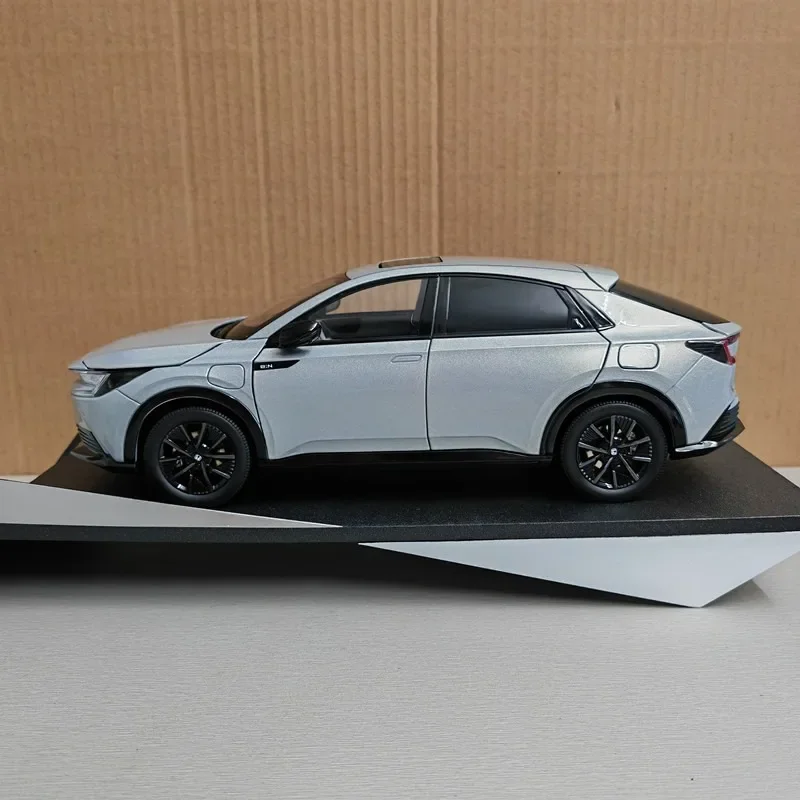 1:18 Scale E :NP2 2024 New Energy Alloy Car Model Collection Ornaments