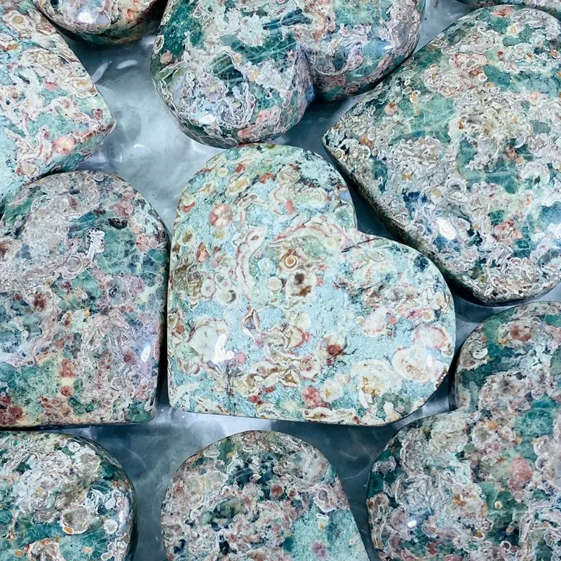 

Factory Wholesale Natural Green Cherry Agate Crystal Quartz Heart Shape Carved Craft Energy Stone for Home Decoration