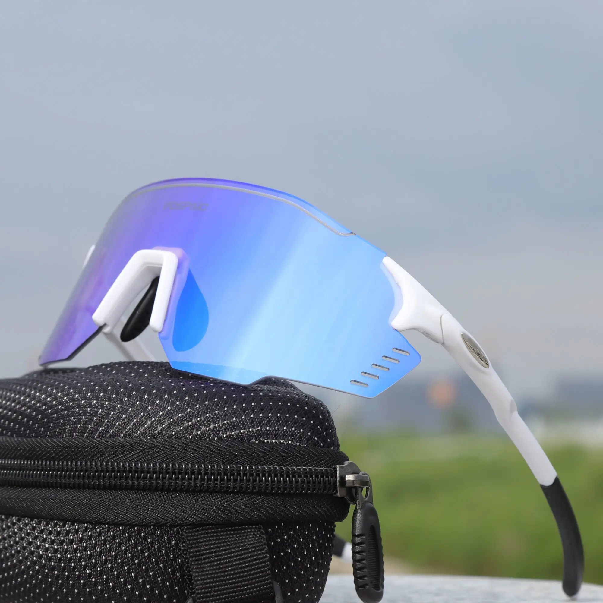 

Cycling Sunglasses for Mountain Bikes and Road Bikes Sports Windproof Photochromic Lenses for Cyclists with Vision Correction