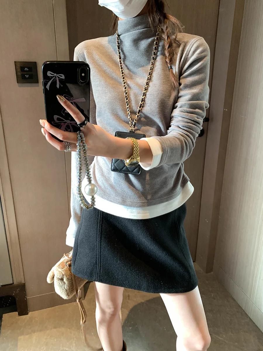 

Цветоблокировка сращивания поддельных двух и половинных высоких ворот, плиссированная талия, утягивающая базовая рубашка, футболка