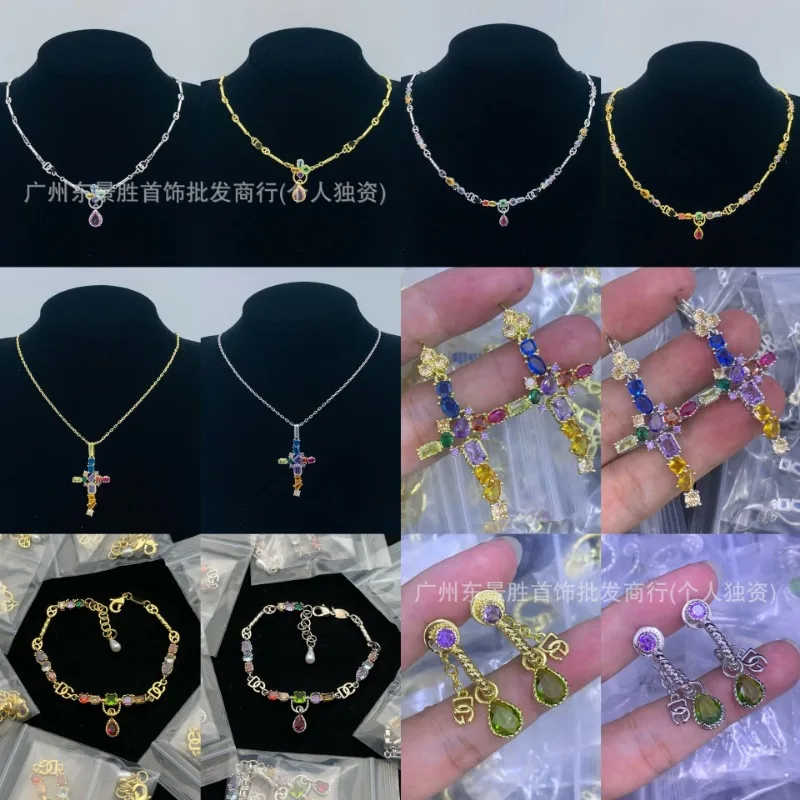 

Новинка 2025: Комплект украшений Dujia — колье с цветными бриллиантами, серьги-гвоздики и серьги в стиле ретро с буквами, полностью инкрустированные бриллиантами, в дворцовом стиле