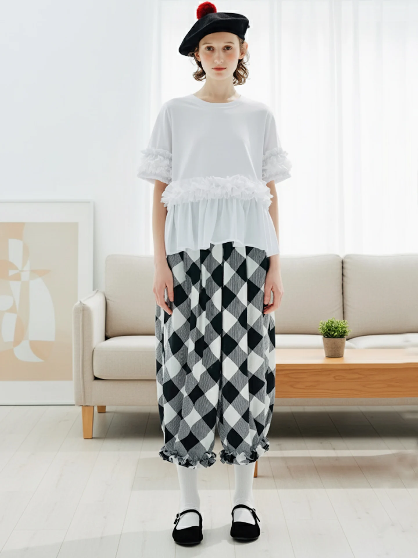 

Черно-белые брюки-фонарики в клетку с бриллиантами, свободный крой для суперкомфорта. Обов’язково для повседневных покупок, чтобы ловить E 234196.