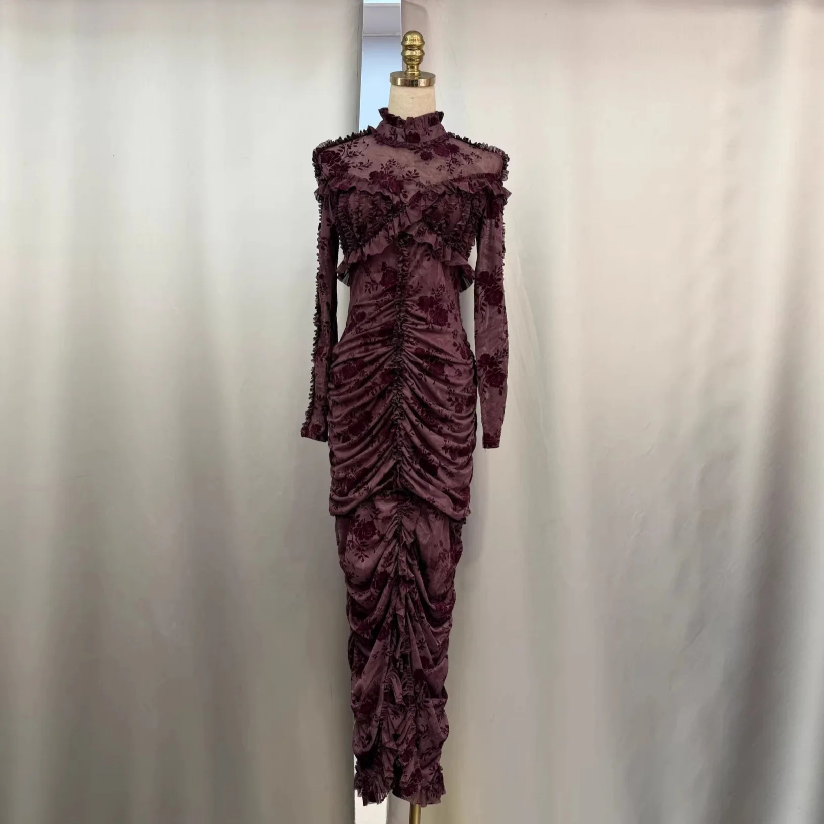 Elegante grijze fluwelen jurk met bloemenprint - hoge hals, gerimpelde bodycon, asymmetrische geruite split-avondjurk