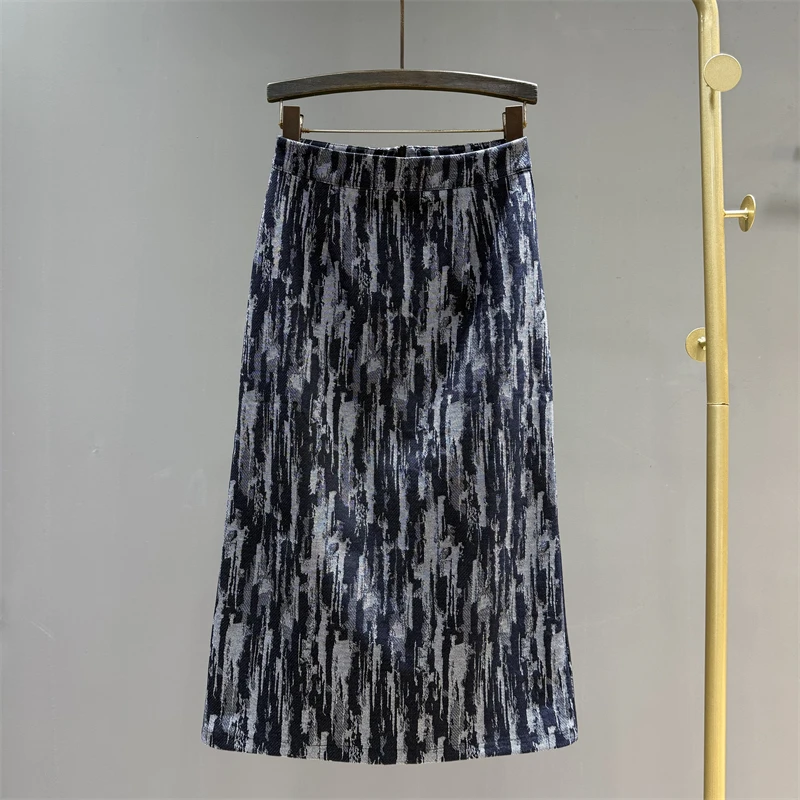 Retro striped half skirt women autumn 2025 new high waist slimming age reducing jacquard A-line hip hugging long skirt
