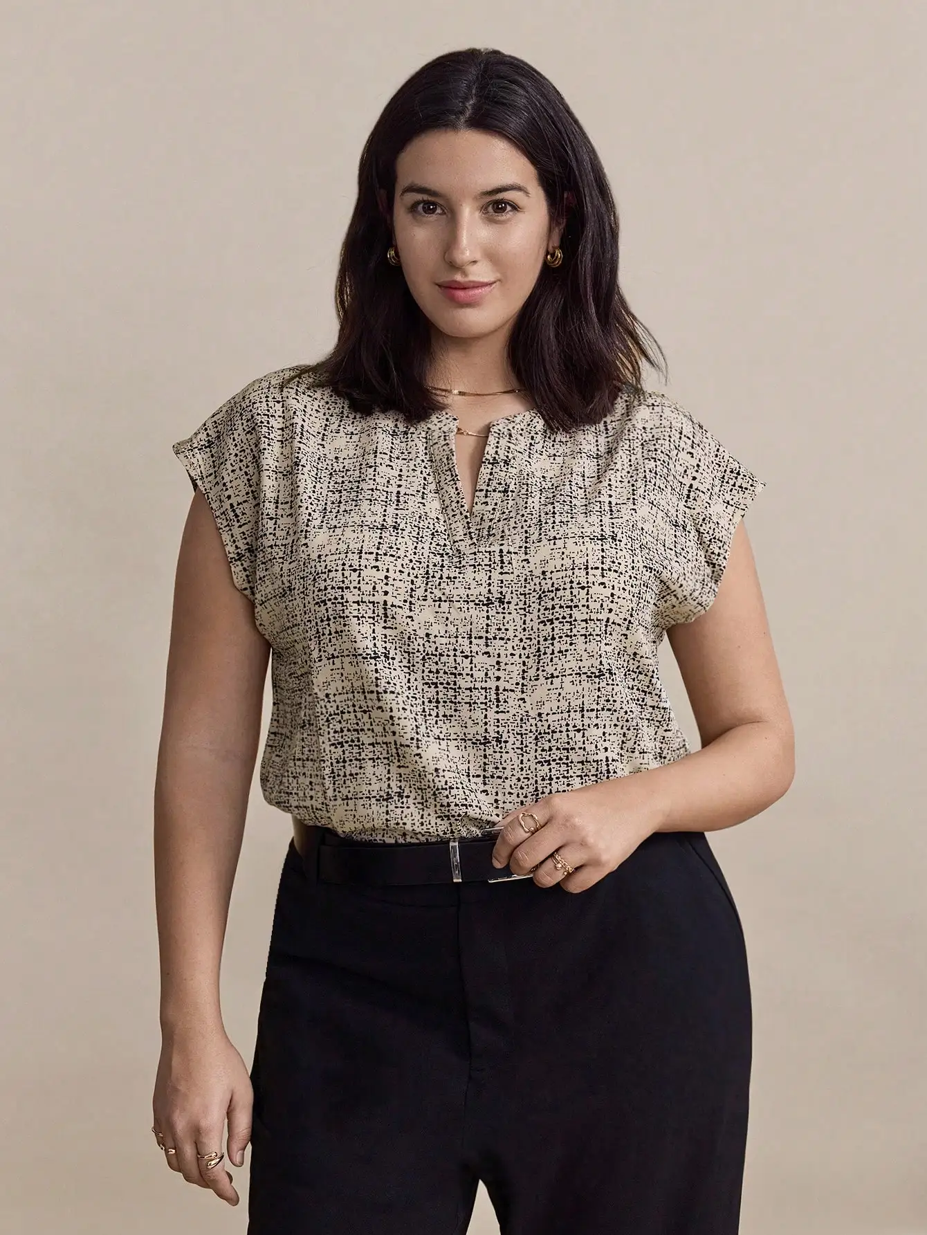 

Elegant Plus Size Printed Blouse with Cap Sleeves, V-Neck, Lightweight for Office or Casual Summer Wear