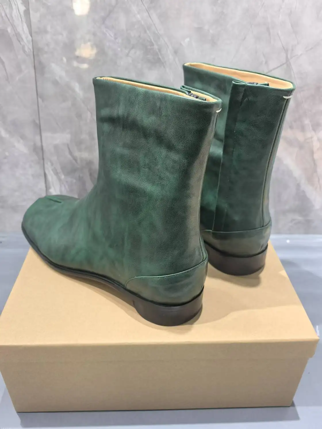 أحذية من الجلد الأخضر لمنتصف الساق مع كعب مسطح فريد من نوعه للراحة ومتعدد الاستخدامات للارتداء اليومي ونزهات غير رسمية بمظهر للأمام #4