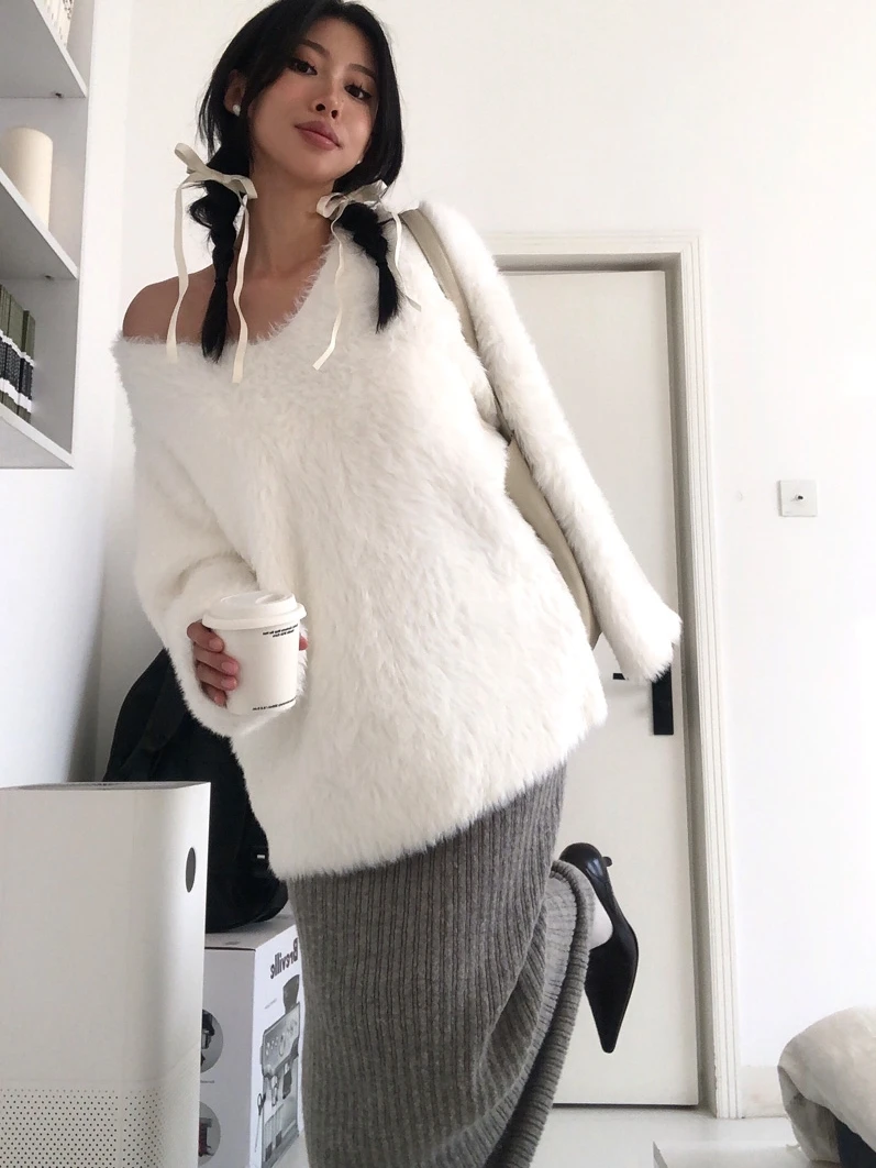 

Уютный свободный свитер с V-образным вырезом, мягкий, утолщенный, теплый, из искусственного меха норки, уличный стиль, с длинными рукавами, средней длины, свободного кроя, полиэстер