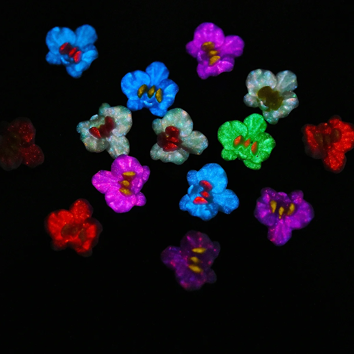 50 stücke Harz Leuchtende Bunte Blume Form Nail art Schmuck Haarnadel Ohrringe Handy Fall Material Diy Dekoration Zubehör