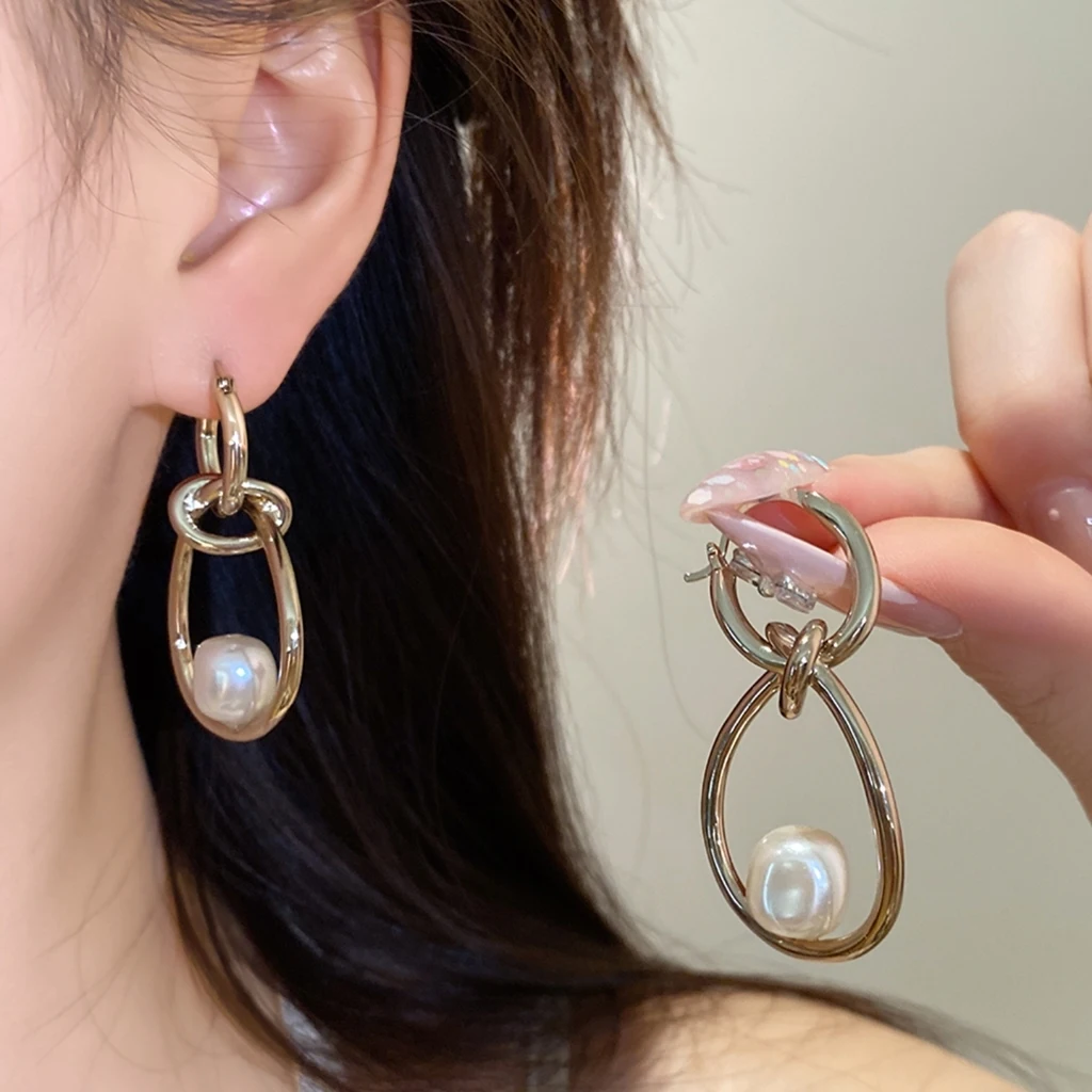Interlocked Oval Metal Loop Faux Pearl Drop Earring Inlay Minimalist Stylish Earring for Women Dating Outfit Jewelry