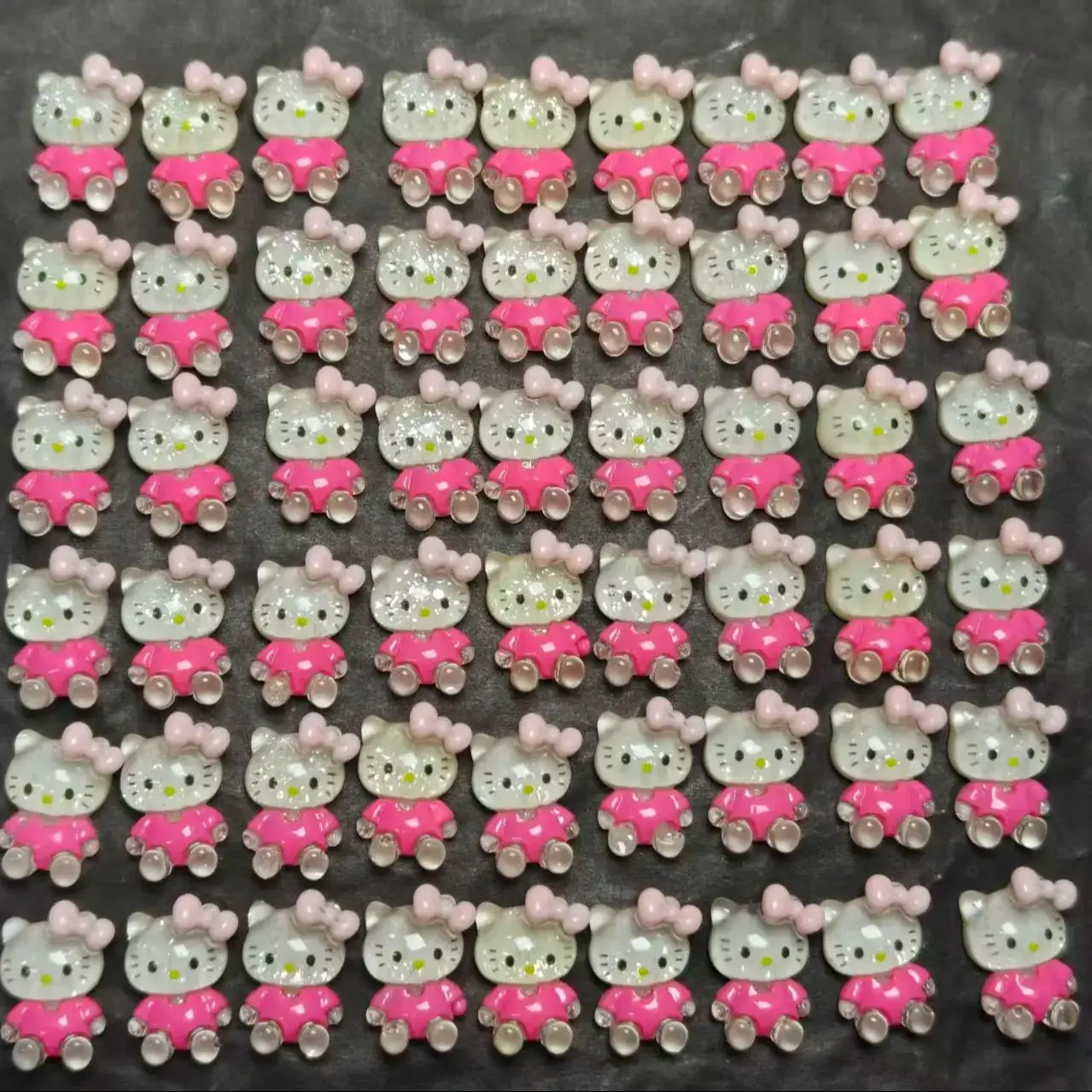 サンリオ ハローキティ ピンク ネイルアートチャーム 50個、3D かわいいクリアキティキャット、リボン付き、DIYスマホケース、ヘアクリップデコレーション用