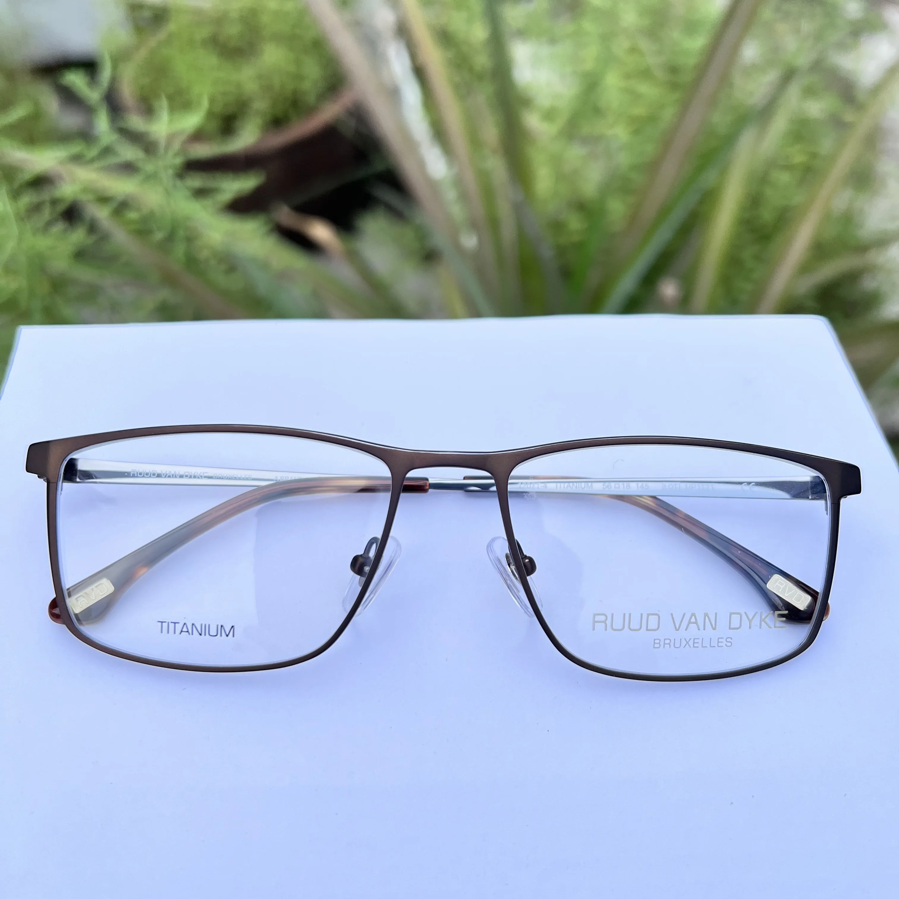 

Premium Titanium Eyeglass Frames for Men with a Classy Business Look from Belgium's Top Eyewear Brand