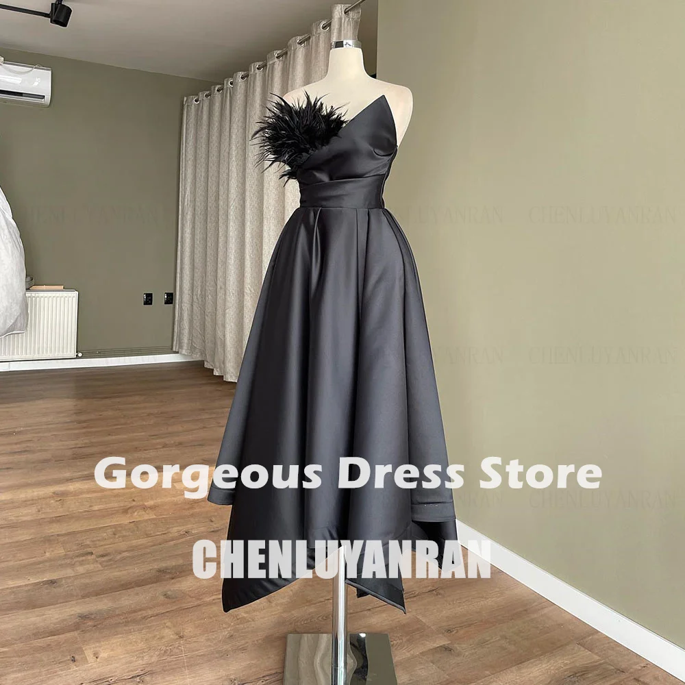 Czarne Sukienki na Bal 2025 Damskie Sukienki Wieczorowe z Piórami Dekolt w Serek Zamek Błyskawiczny Satyna Bez Rękawów Linia A Długość Do Herbaty Seksowne Sukienki Formalne na Przyjęcia