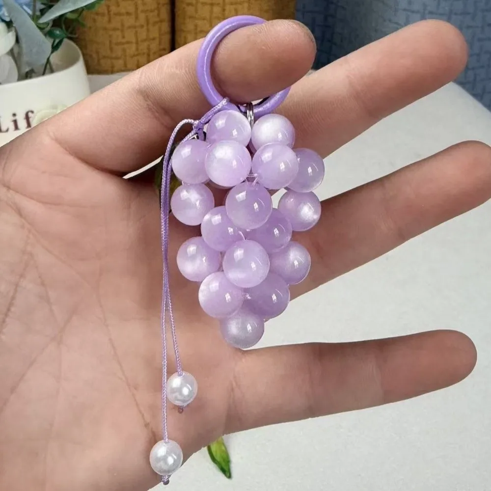 Niedlicher Schlüsselanhänger aus Legierung in Traubenform, glasierter Mini-Frucht-Schlüsselring, leichter Perlen-Taschenanhänger für Damen – Detail 3