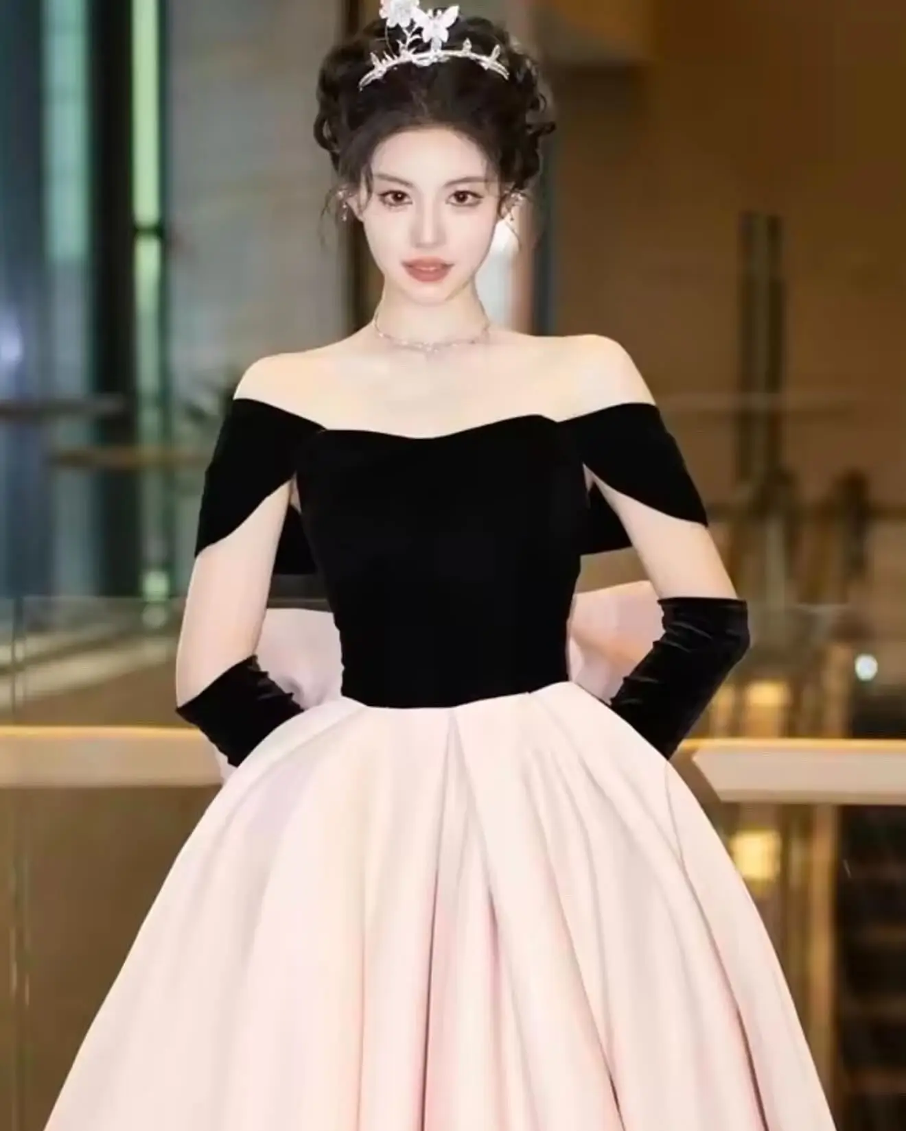 ชุดแต่งงานทรงเอไลน์สีตัดกันหรูหราแบบสั่งตัดพิเศษ แขนสั้นเปิดไหล่ แต่งโบว์ พร้อมชายกระโปรงยาว