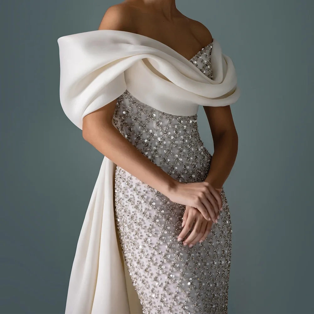 ชุดราตรี MANRUIXIN สีขาวแบบเปิดไหล่ ประดับลูกไม้และเลื่อมวิบวับ หรูหราสั่งตัดได้ พร้อมผ้าคลุมไหล่สำหรับงานเลี้ยง